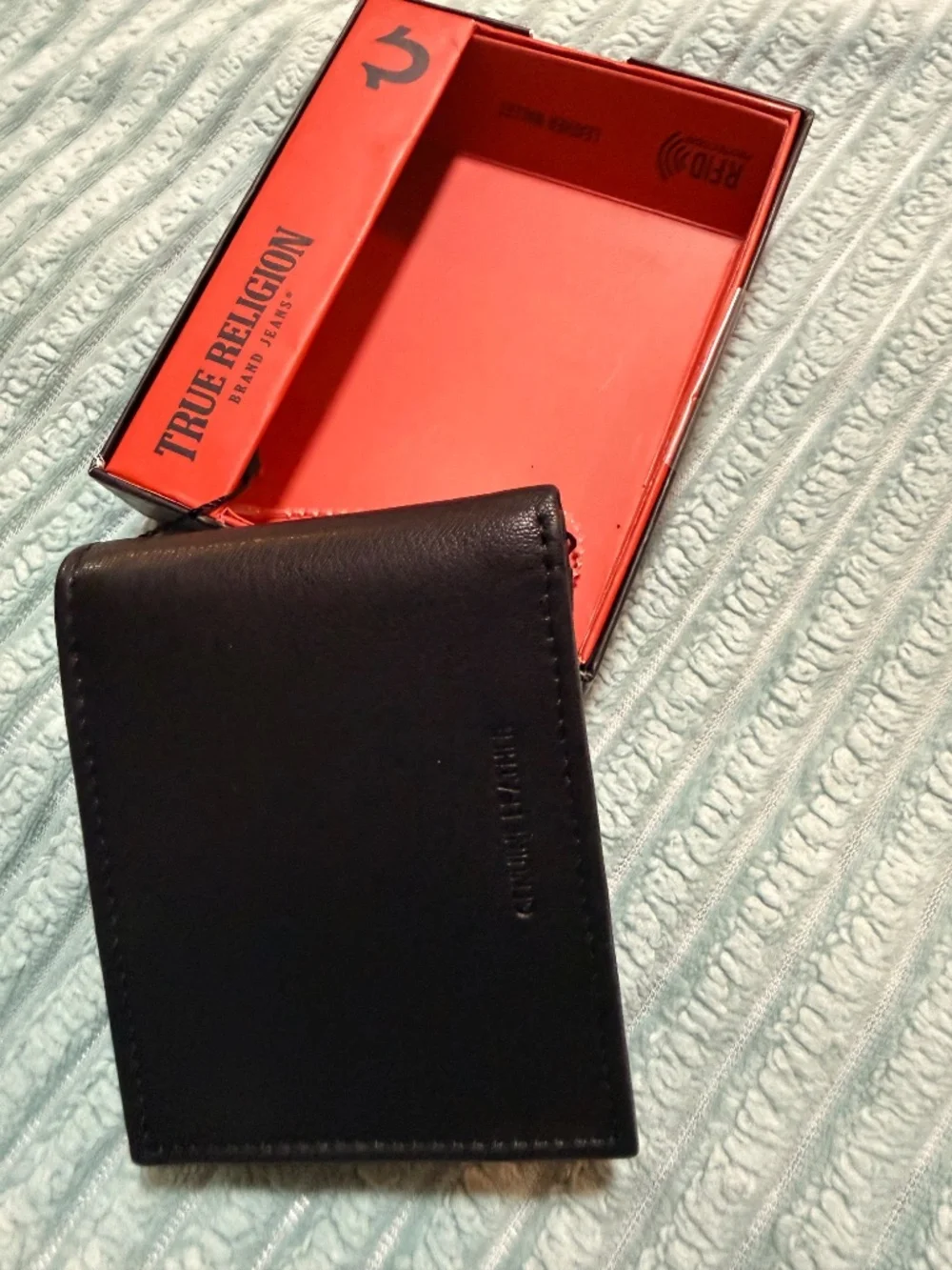 True Religion Mercy Men's Leather Bifold Wallet Black Gold Horseshoe w/ Box